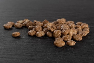 Gri taş üzerinde Choco topları tahıl