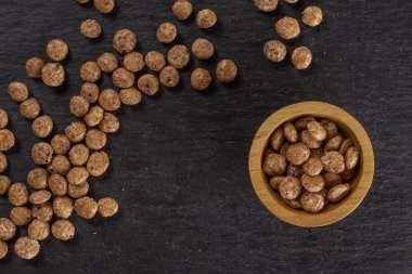 Gri taş üzerinde Choco topları tahıl