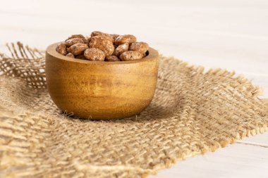 Gri ahşap üzerinde Choco topları tahıl