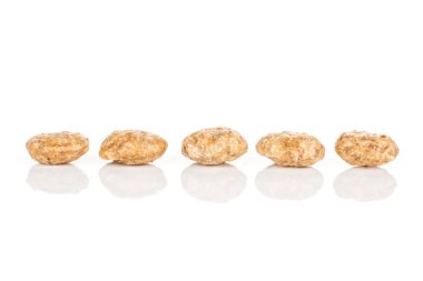 Choco topları tahıl beyaz izole