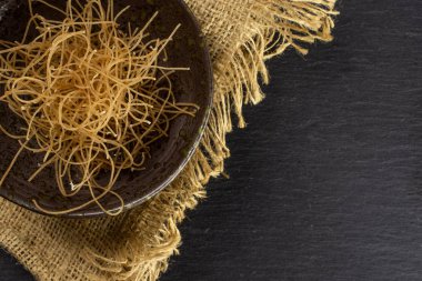 Gri taş üzerinde çiğ ince erişte