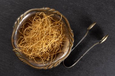 Gri taş üzerinde çiğ ince erişte