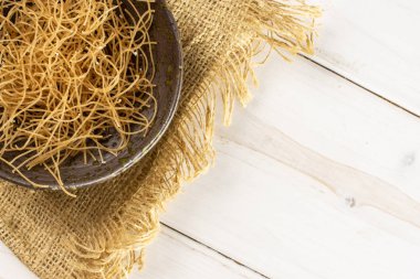 Gri ahşap çiğ ince erişte