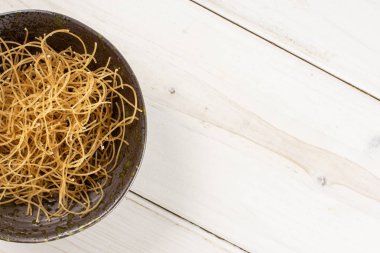 Gri ahşap çiğ ince erişte