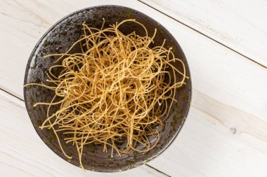 Gri ahşap çiğ ince erişte