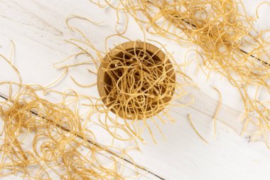 Gri ahşap çiğ ince erişte