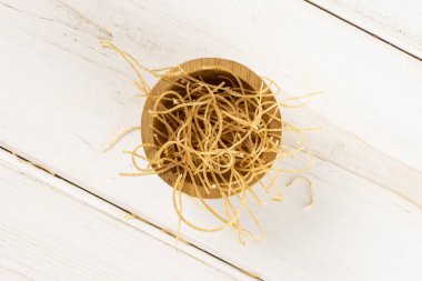 Gri ahşap çiğ ince erişte