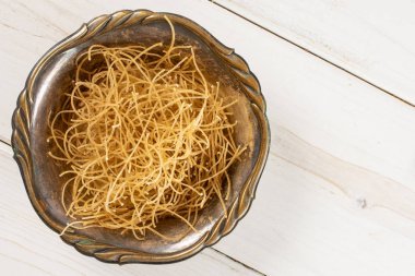 Gri ahşap çiğ ince erişte