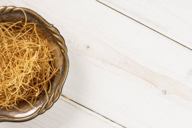 Gri ahşap çiğ ince erişte