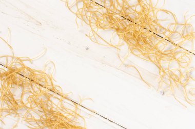 Gri ahşap çiğ ince erişte