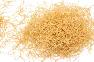 Çiğ ince erişte beyaz izole