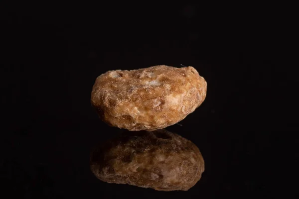 Choco bolas de cereais isolados em vidro preto — Fotografia de Stock