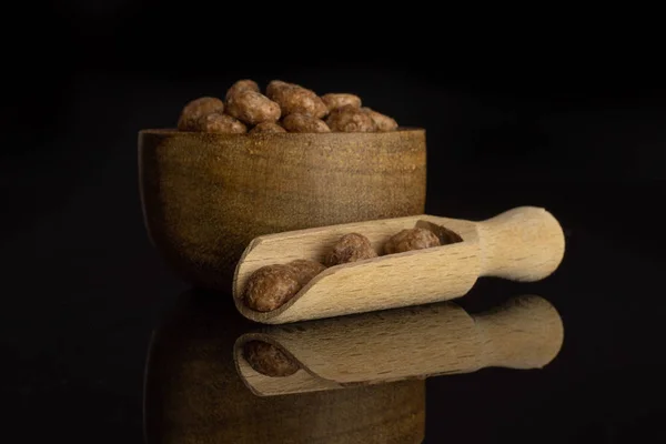 Choco bolas de cereales aislados en vidrio negro — Foto de Stock