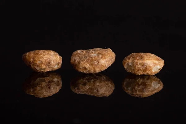 Choco bolas de cereais isolados em vidro preto — Fotografia de Stock