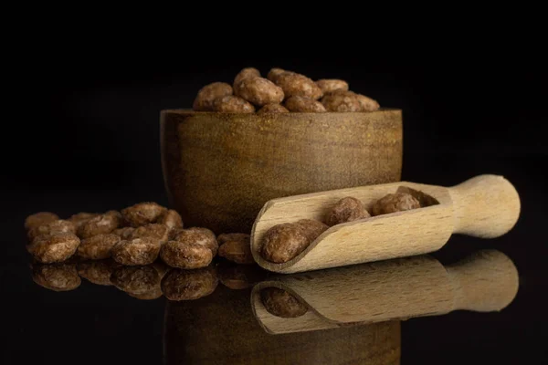 Choco bolas de cereales aislados en vidrio negro — Foto de Stock