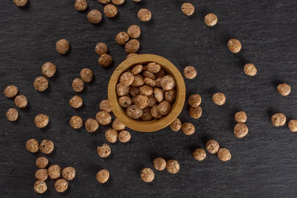 Schokokugeln Müsli auf grauem Stein — Stockfoto