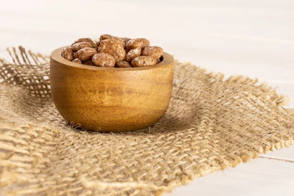 Gri ahşap üzerinde Choco topları tahıl