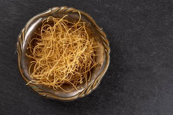 Gri taş üzerinde çiğ ince erişte