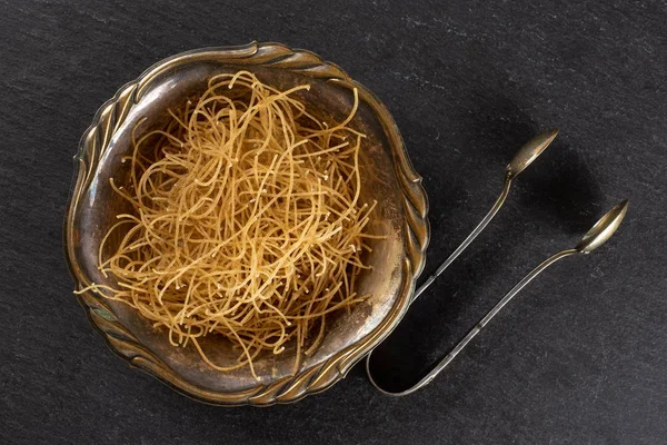 Gri taş üzerinde çiğ ince erişte