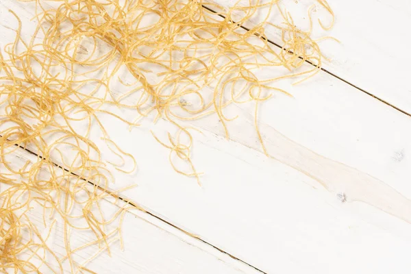 Gri ahşap çiğ ince erişte