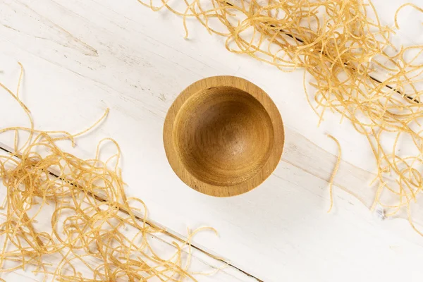 Gri ahşap çiğ ince erişte