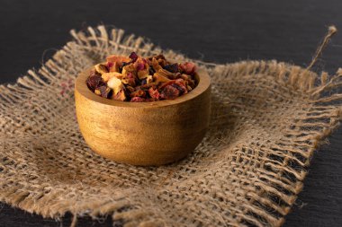 Gri taş üzerinde Lavander çilek çayı