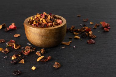 Gri taş üzerinde Lavander çilek çayı