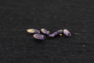 Gri taş üzerinde Lavander çilek çayı