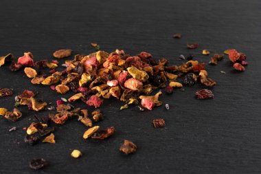 Gri taş üzerinde Lavander çilek çayı