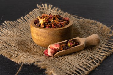 Gri taş üzerinde Lavander çilek çayı