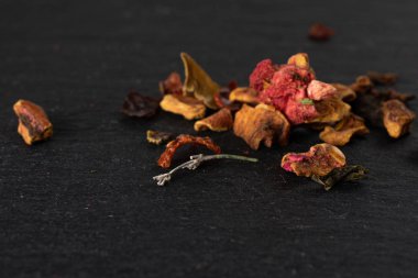 Gri taş üzerinde Lavander çilek çayı