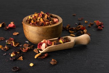 Gri taş üzerinde Lavander çilek çayı