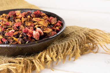 Gri ahşap lavander çilek çayı