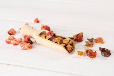 Gri ahşap lavander çilek çayı