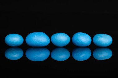 Şekerli fındık dragee siyah cam izole