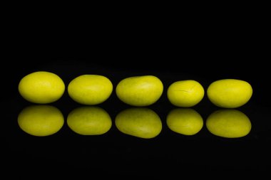 Şekerli fındık dragee siyah cam izole