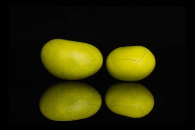 Şekerli fındık dragee siyah cam izole