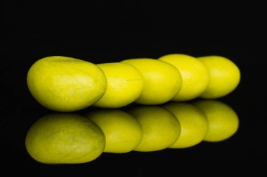 Şekerli fındık dragee siyah cam izole