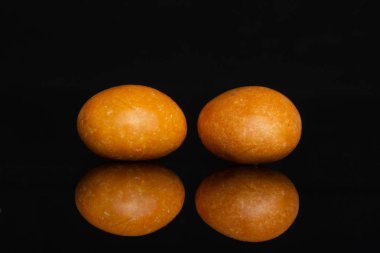 Şekerli fındık dragee siyah cam izole