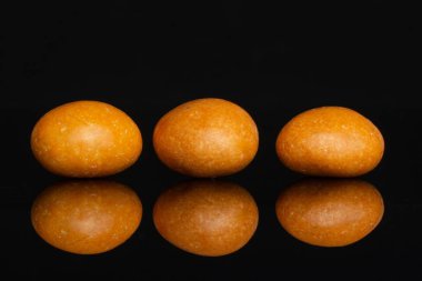 Şekerli fındık dragee siyah cam izole