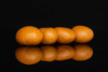 Şekerli fındık dragee siyah cam izole