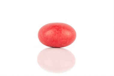 Şekerli fındık dragee beyaz izole