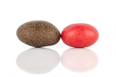 Şekerli fındık dragee beyaz izole