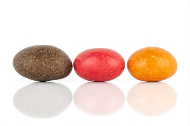 Şekerli fındık dragee beyaz izole