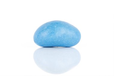 Şekerli fındık dragee beyaz izole