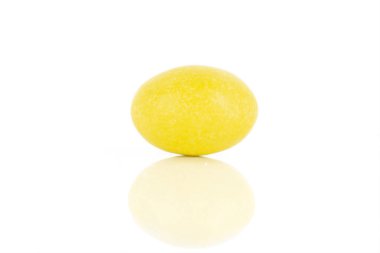 Şekerli fındık dragee beyaz izole