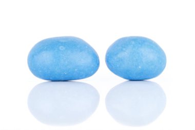 Şekerli fındık dragee beyaz izole