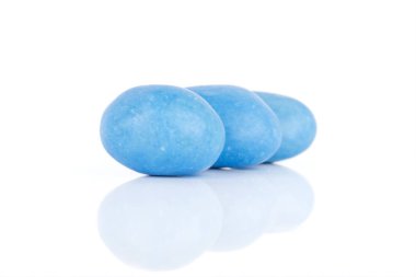 Şekerli fındık dragee beyaz izole