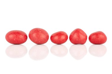 Şekerli fındık dragee beyaz izole