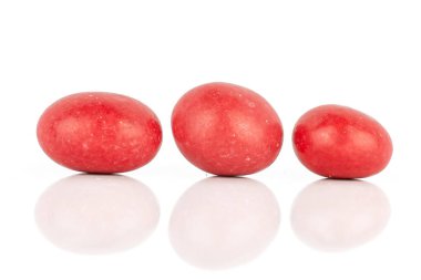 Şekerli fındık dragee beyaz izole